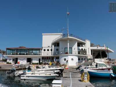 La forma richiama quella della prua di una grande nave, con finestre a forma di obl� e un terrazzo simile al ponte di un natante